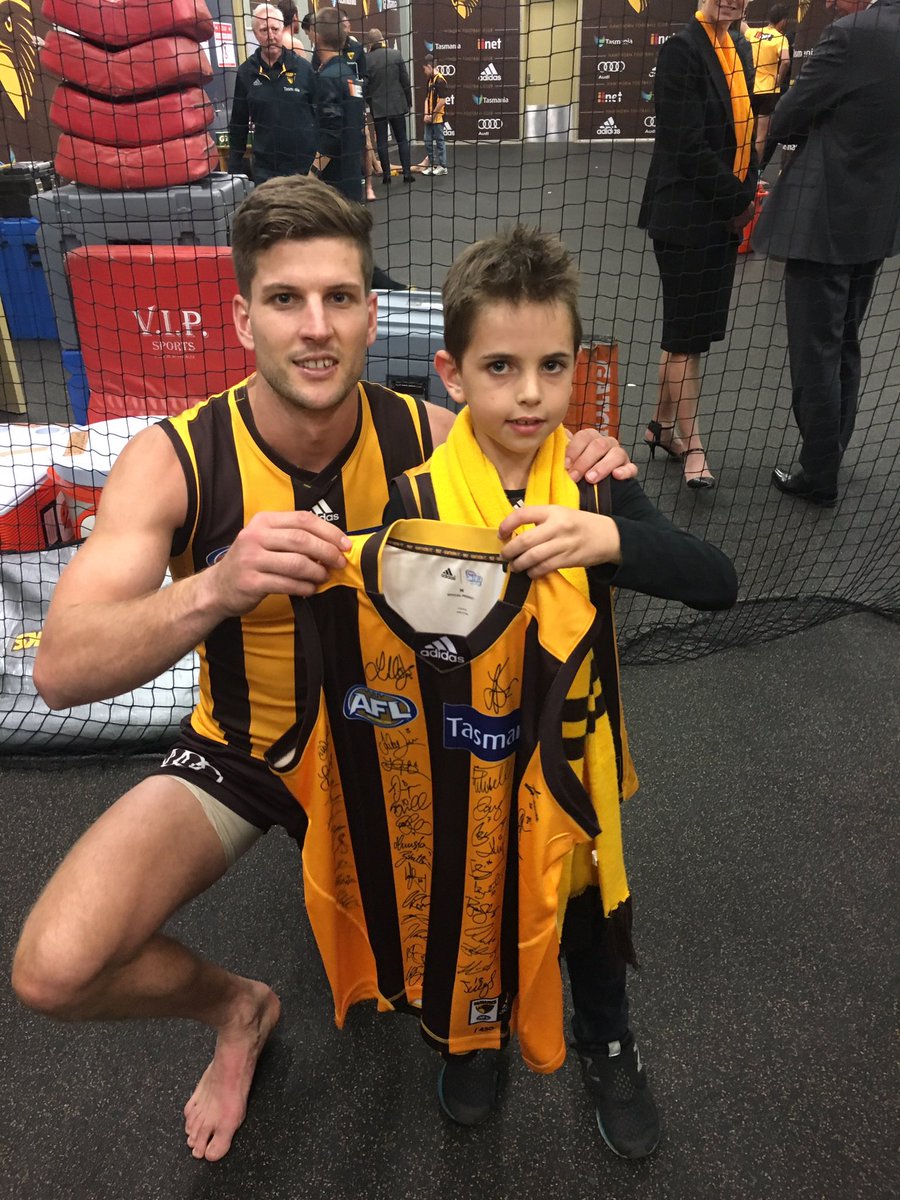 weissy09's tweet image. I may be a day late but…. What a player, what a clubman, what a legacy Punky. Ethan’s favourite for years, and the fact he stayed for this list transition when there were other offers on the table speaks volumes. Future AFL HOF, already a Weiss family immortal. 💛🤎 @HawthornFC
