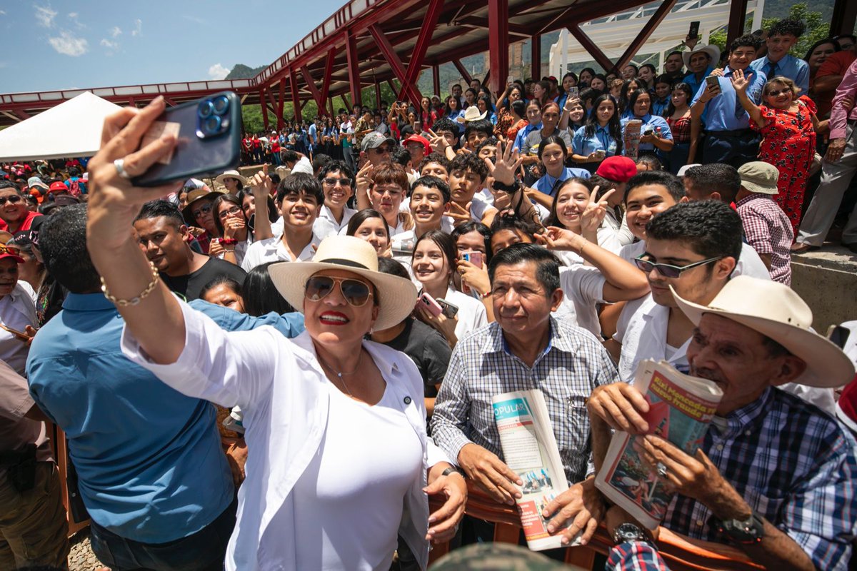 Gobierno de Honduras (@gobiernohn) on Twitter photo La Presidenta <a href="/XiomaraCastroZ/">Xiomara Castro de Zelaya</a> supervisó los avances del Hospital Básico de Ocotepeque 🏥, que ya tiene un 54% de avance. Con capacidad para 36 camas, beneficiará a 40 mil habitantes, generando cerca de 5 mil empleos directos e indirectos durante su construcción y operación. ✅🇭🇳 La Presidenta <a href="/XiomaraCastroZ/">Xiomara Castro de Zelaya</a> supervisó los avances del Hospital Básico de Ocotepeque 🏥, que ya tiene un 54% de avance. Con capacidad para 36 camas, beneficiará a 40 mil habitantes, generando cerca de 5 mil empleos directos e indirectos durante su construcción y operación. ✅🇭🇳