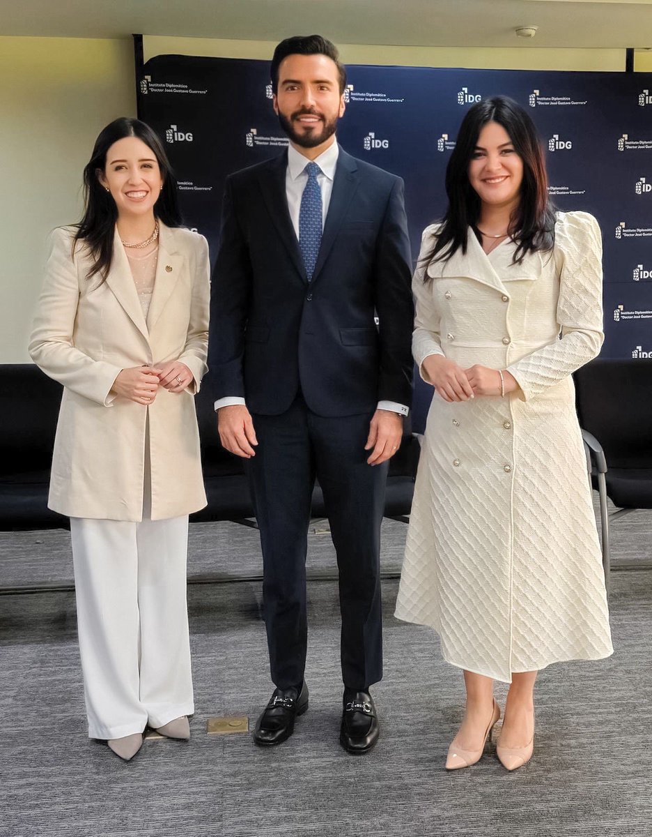 HugoJaviMerino's tweet photo. Siguiendo la visión del Presidente @nayibbukele, junto a la Vicecanciller @adrianamirasv y la Viceministra @cindyportalsv, fortaleciendo una diplomacia activa a través de nuestras Embajadas y reforzando el trabajo de nuestros Consulados, https://t.co/1eO8qTsTD9