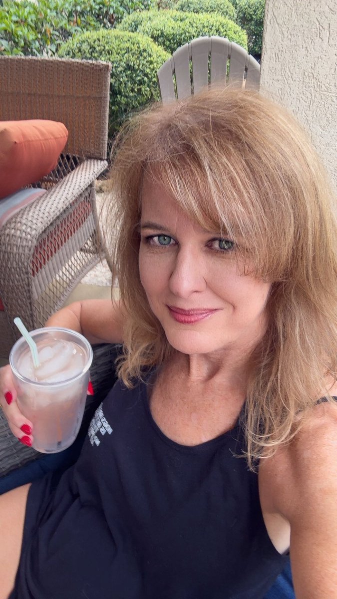 LGLegs's tweet photo. I’m haven’t had a cocktail since Sunday but today, it’s time 😁 Cheers to you X fam ❤️🍹
*Titos and strawberry lemonade https://t.co/WXI2xOHWqq
