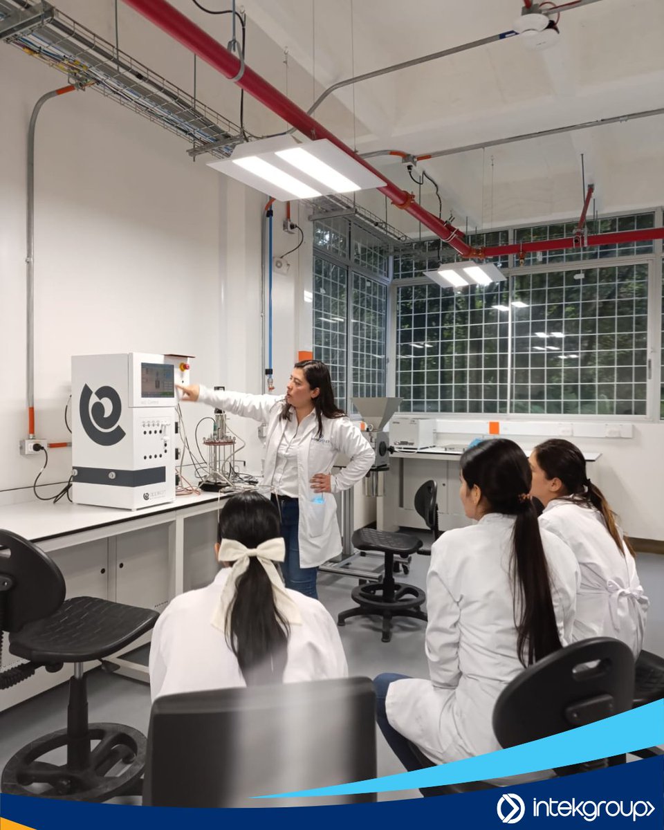 Intek_Group's tweet photo. #EventoIntek | Así finalizamos el primer día del Taller Bioprocesos Conecta Eje Cafetero 2025   Cerramos la jornada con la sesión práctica en laboratorio, donde los participantes exploraron de cerca el armado y desarmado de biorreactores, y el manejo de ciclos de control. https://t.co/TfjWLG7lOT