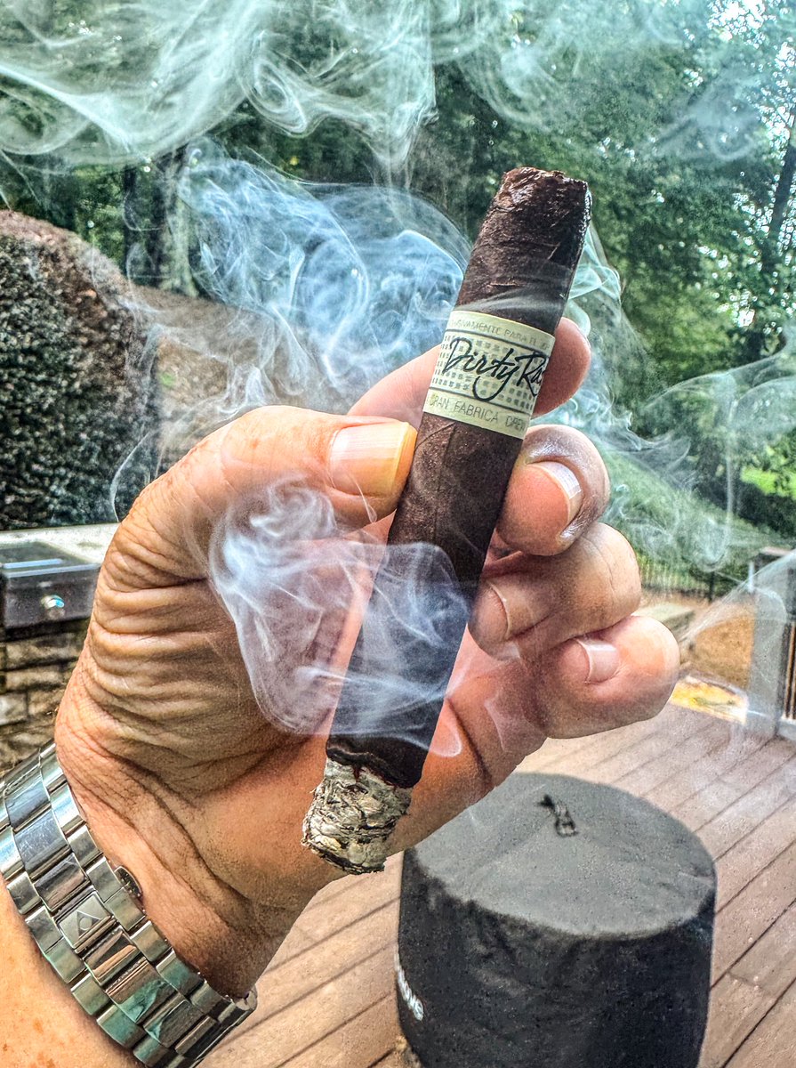 stogiedad's tweet photo. It’s a beautiful evening so I’ll have a #cigar (because that’s odd)…@drewestatecigar #LigaPrivada #Unicos #DirtyRat before I get dinner together.  F’n fantastic smoke.  #nowsmoking #DE4L #CigarLife #CigarsOnX https://t.co/9IKlp40a44