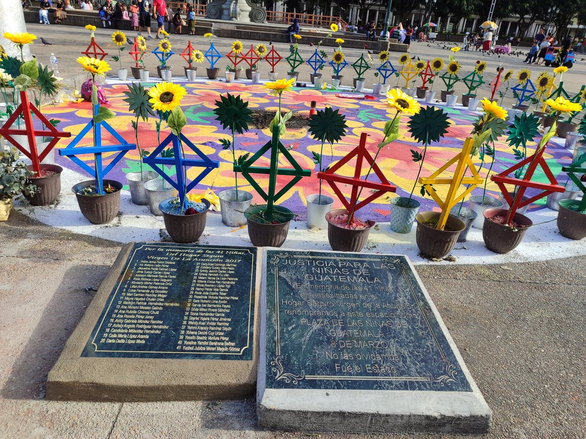 #CasoHogarSeguro El altar en recuerdo a las 41 niñas fallecidas en el #HogarSeguro de #Guatemala ya cuenta con una placa con los nombres de las 41 víctimas. Esta tarde, se dictan las medidas de reparación digna en el Tribunal Séptimo de Sentencia Penal.