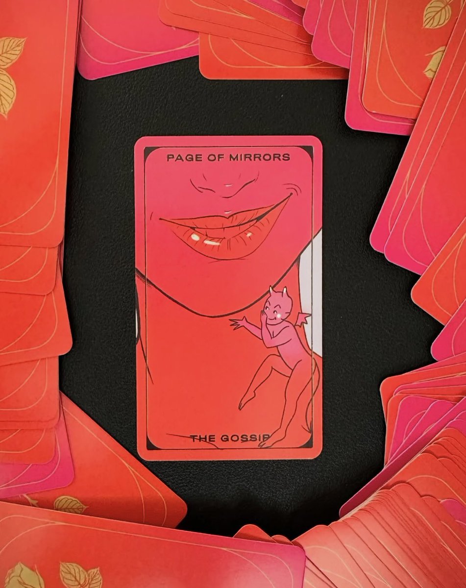 tarot7tokyo's tweet photo. 本日のカードは、THE FINAL ROSE TAROT「PAGE OF MIRRORS – THE GOSSIP」。
耳に入る噂や小さな情報が、あなたの行動や気持ちを揺らす日です。しかし、その情報は必ずしも真実とは限りません。判断は一呼吸置いてから。
#tarot7 #PAGEOFMIRRORS #THEGOSSIP #言葉の力 #タロット占い https://t.co/oDCFXqpjoP