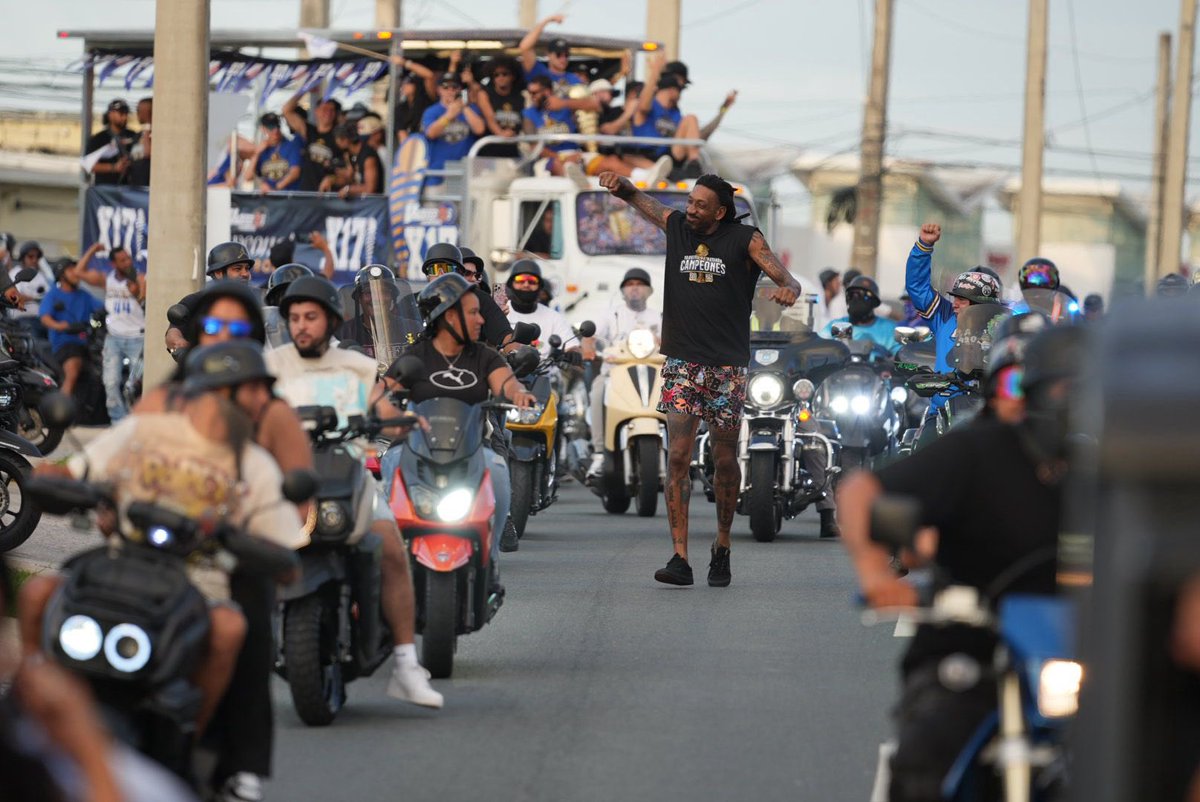 Ya empezó la Gran celebración de pueblo con nuestros <a href="/VaquerosBSN/">Vaqueros de Bayamón</a> . Llega hasta el “Rancho” y únete a los Campeones, que esto apenas comienza. 
#Vaqueros17