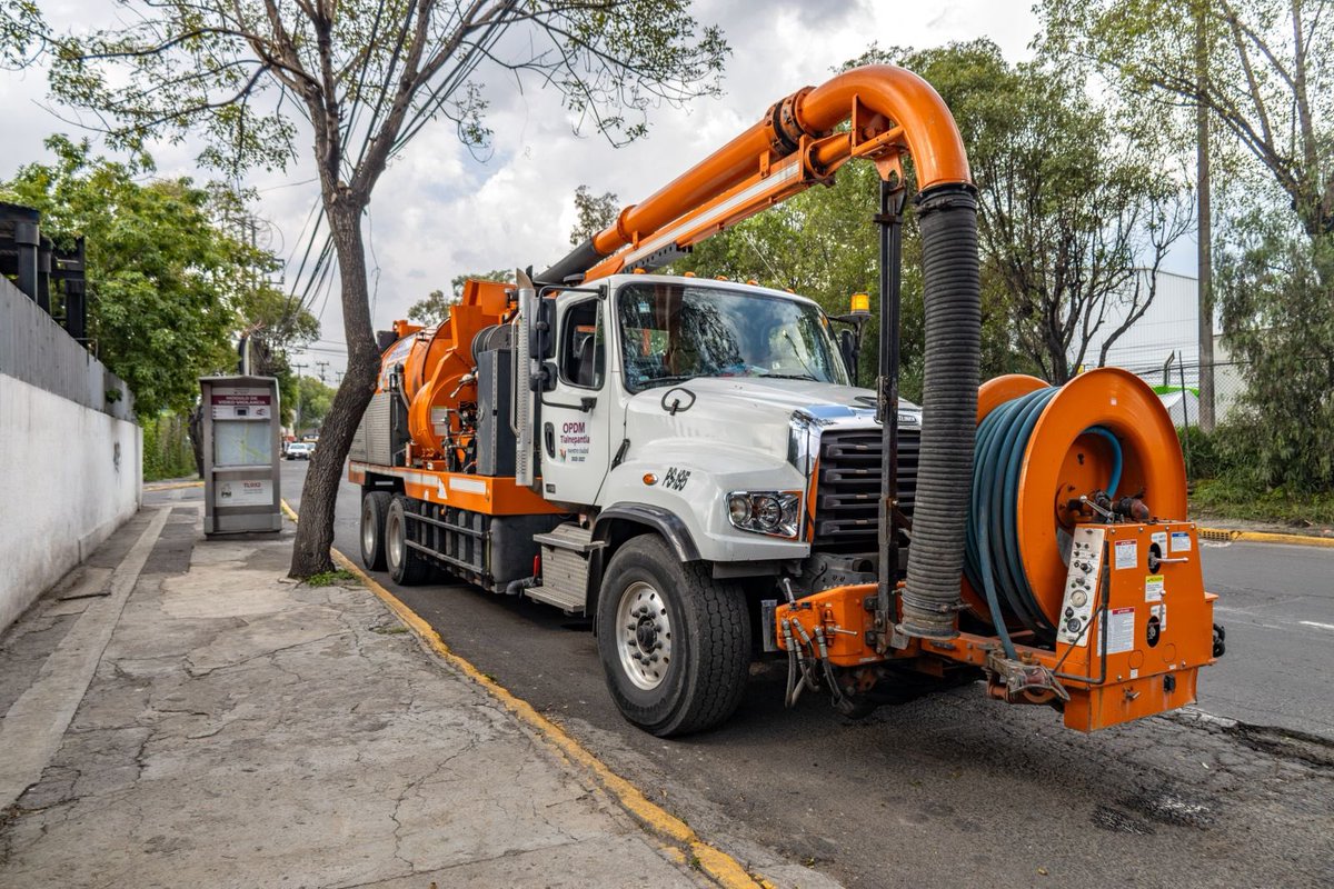 ¡Estamos #ContigoEnLasLluvias! 🌧️

🗓️ Diariamente, además de realizar guardias en los puntos susceptibles a encharcamientos e inundaciones en #NuestraCiudad, atendemos los reportes ciudadanos para llevar a cabo labores de limpieza y desazolve durante la #TemporadaDeLluvias.