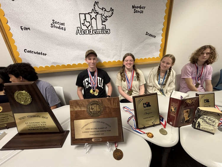 GCCA_PHX's tweet photo. Today we turned the halls into a one-stop shop for all things clubs with our Club Crawl! Whether into athletics 🏅academics/career 🎓 creative hobbies 🎨 or gaming 🎮there’s a place for EVERYONE at CA! #PhoenixOn https://t.co/4hXhMF5KyT