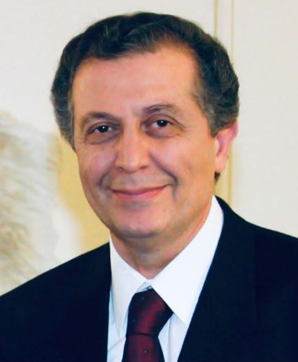 کز سنگ ناله خیزد وقت وداع یاران
به یاد «محسن آقا» آن نازنین مرد وارسته که برادر بزرگ و پشتوانه همه مجاهدین و مظهر عشق و دوستی و نمونه درخشانی از صدق و فدا و پرداخت بی چشمداشت بود. هرچند فقدان او غم جانکاهی است اما بدون تردید راه و رسم او الگویی برای همه پویندگان راه آزادی است.