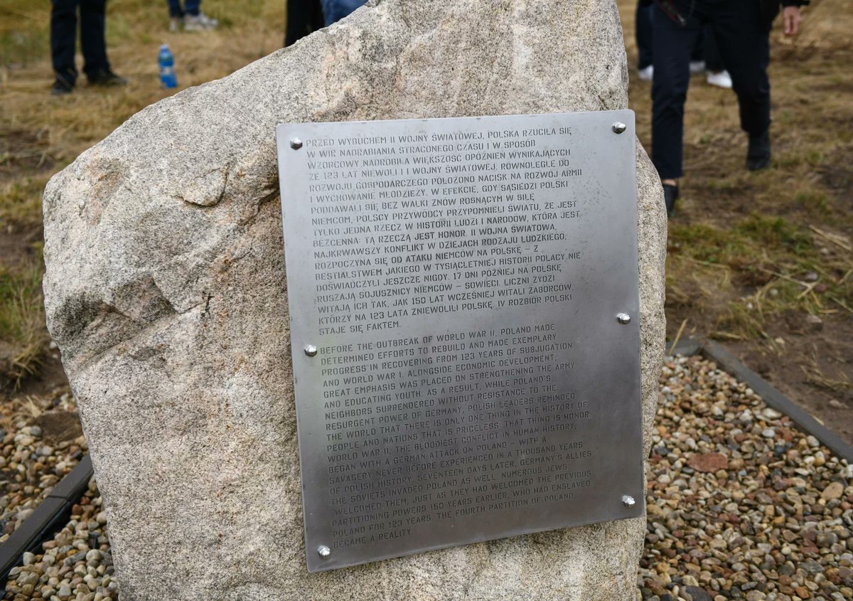 I dlatego właśnie zapraszam Państwa do Jedwabnego - do MIEJSCA PAMIĘCI, stworzonego dzięki Państwa wsparciu. Do miejsca symbolicznego - co również informacyjnego. 7 tablic - z prawdą o relacjach polsko-żydowskich. 

P/S. Nic mnie nie cieszy tak bardzo, jak oglądanie na