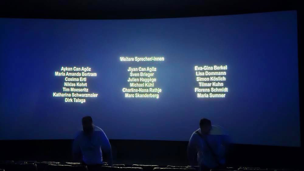 Mein Name steht in einem Kinoabspann 🥹🥹🥹 Ich träume bestimmt! Hier ist mein Namensreveal für euch 🩷 (zweiter Mitte unten) 
Wer hört mich beim neuen Film Weapons raus?