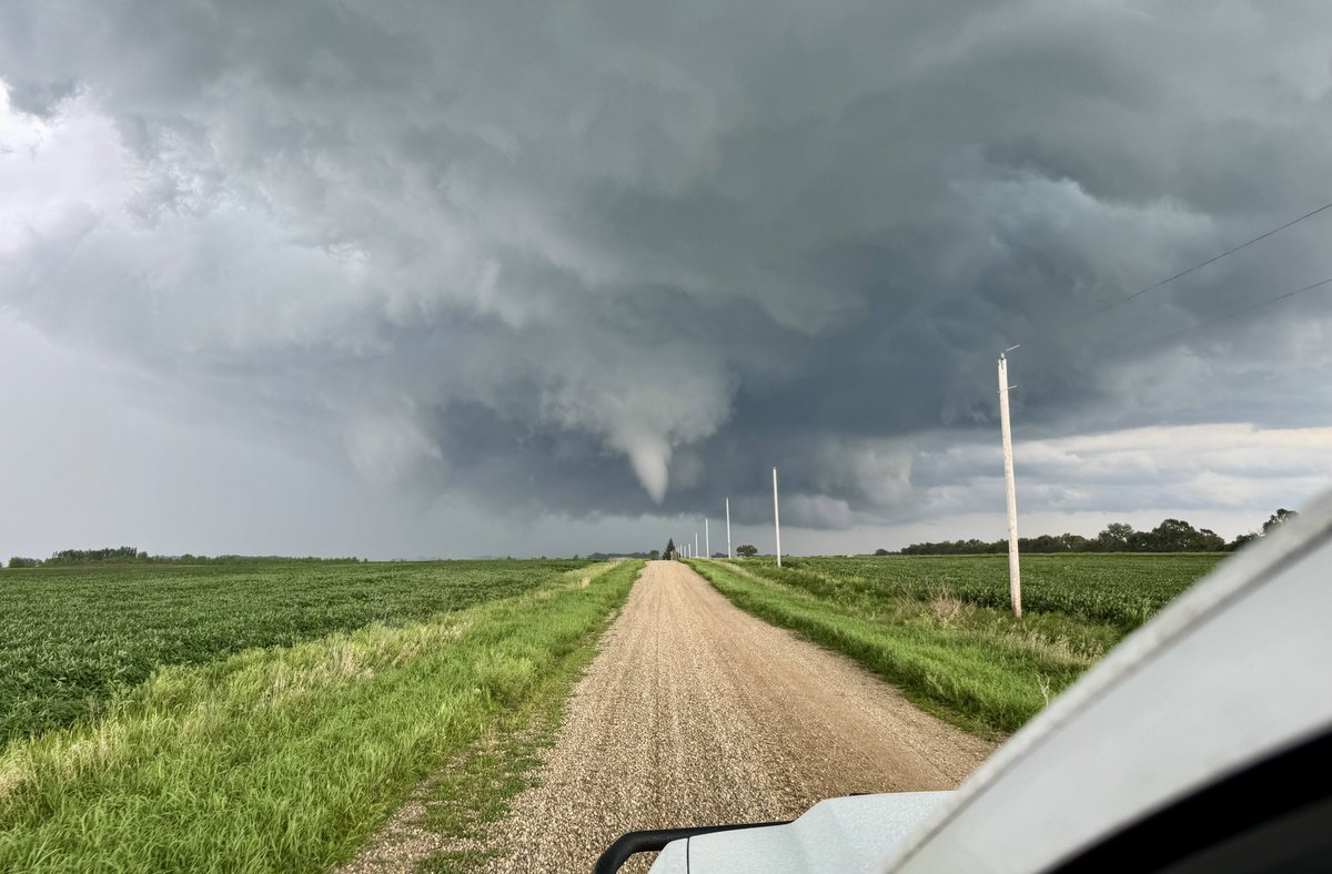 derek130wx's tweet photo. 5 miles NNE of Minneota, Minnesota. Time: 5:31 pm CDT. @NWSTwinCities @NWSSiouxFalls https://t.co/mYyBUWbLnV