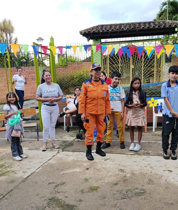 ComiteEscuela's tweet photo. Llevando alegría a diferentes comunidades. Gracias @ejercitonacionalcol y #Sembrandosueños

#DefensaCivilColombiana
#Santander
#ComitéEscuelaPalonegro
#SoyComitéEscuelaPalonegro https://t.co/pIjv4KUNOs