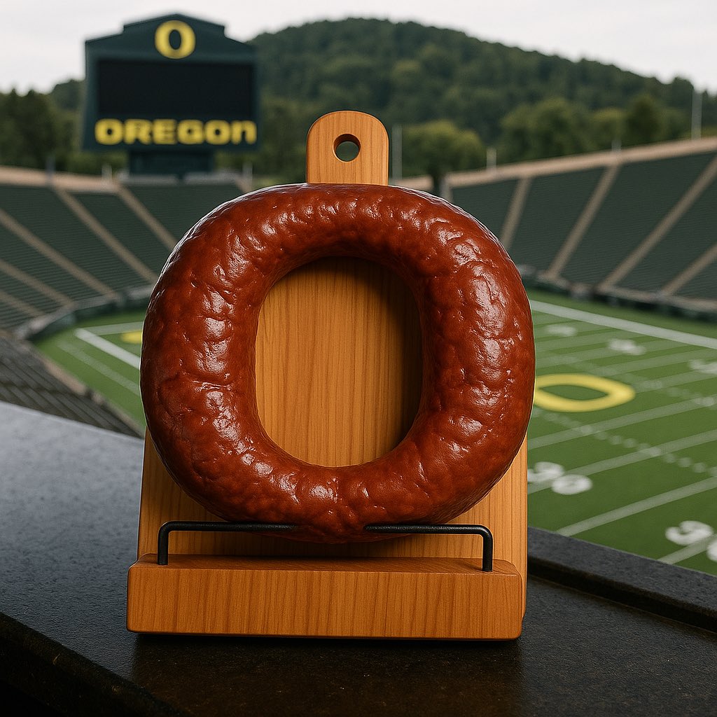 𝗧𝗥𝗘𝗡𝗗𝗜𝗡𝗚: The Oregon Ducks new stadium sausage in the shape of the amount of national championships they have 👀