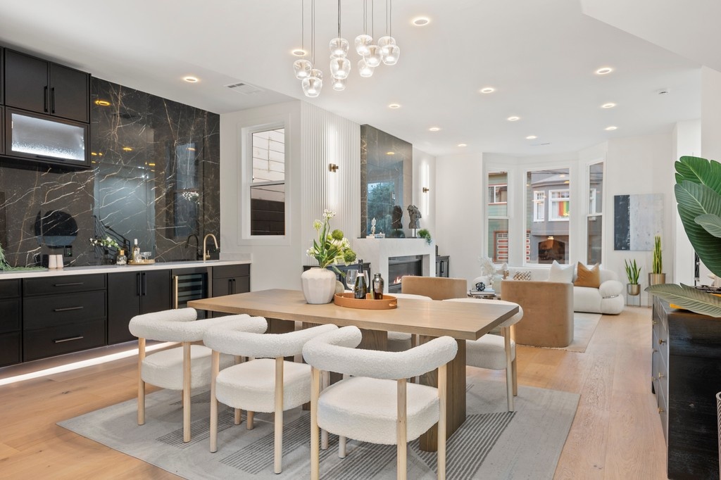 This beautifully restored Edwardian residence perched on Bernal Heights’ north slope blends Spanish Revival touches with contemporary luxury. corcoranicon.com/listing/CA/San…