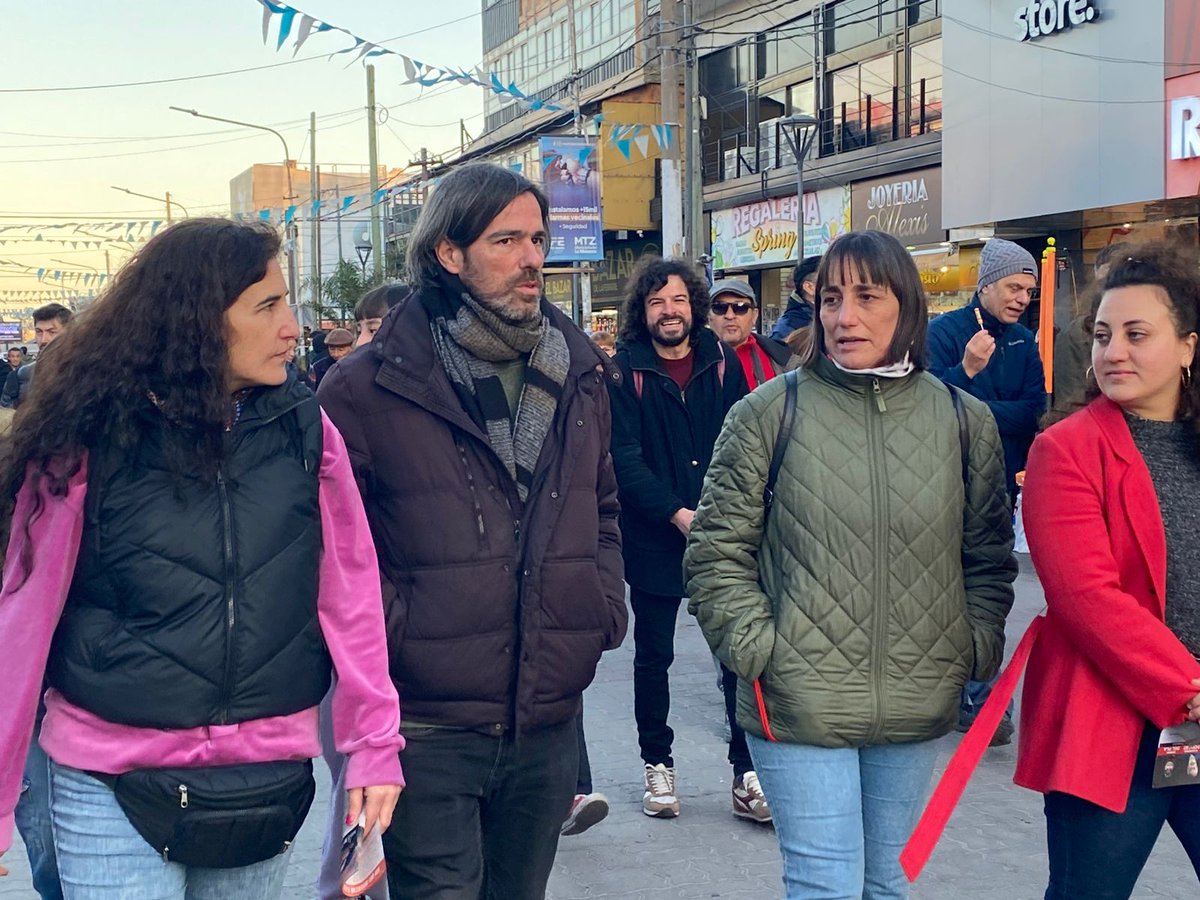 Nicolas del Caño (@nicolasdelcano) on Twitter photo Recorriendo Laferrere, con esfuerzo, desde abajo y a pulmón, crece la campaña del Frente de Izquierda.
Estuve junto a <a href="/RominaDelPla/">Romina Del Plá</a>, <a href="/Hernand_nati/">Natalia Hernandez</a> y las y los candidatos de la provincia. Charlamos con jóvenes, trabajadores y jubilados que se acercaron a debatir cómo enfrentar Recorriendo Laferrere, con esfuerzo, desde abajo y a pulmón, crece la campaña del Frente de Izquierda.
Estuve junto a <a href="/RominaDelPla/">Romina Del Plá</a>, <a href="/Hernand_nati/">Natalia Hernandez</a> y las y los candidatos de la provincia. Charlamos con jóvenes, trabajadores y jubilados que se acercaron a debatir cómo enfrentar