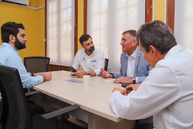 cjjaramillor's tweet photo. En el marco del plan de internacionalización #CONNECT2040 y cómo antesala a la Cumbre CELAC–UE, nos reunimos con el Embajador de Rumania en Colombia, Manuel Plesa, para fortalecer la cooperación internacional y abrir nuevas oportunidades de comercio exterior para Santa Marta. Buscamos consolidar lazos con países de la UE, facilitar el acceso de empresas locales a redes comerciales, promover productos de alto valor agregado y fomentar la transferencia de conocimiento en sectores estratégicos.

Santa Marta reafirma así su compromiso de conectarse con el mundo, potenciar su competitividad y generar desarrollo para todos. @SantaMartaDTCH