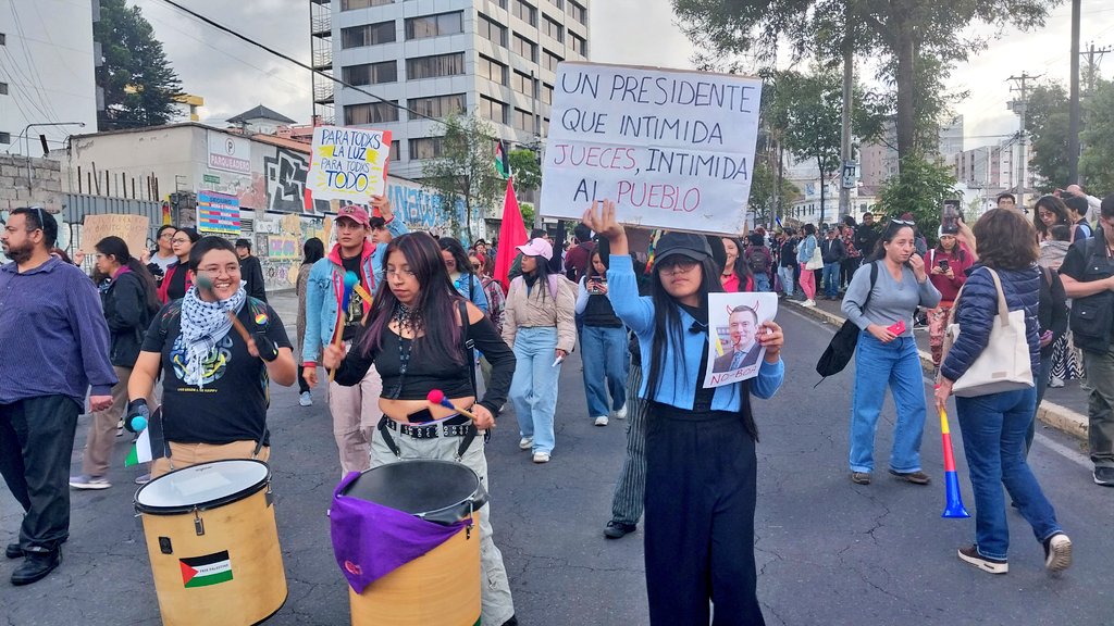 Ecuatorianos marchan en #Quito contra leyes y medidas de Noboa y su "gobierno de cartón".

<a href="/PrensaLatina_cu/">Prensa Latina</a>