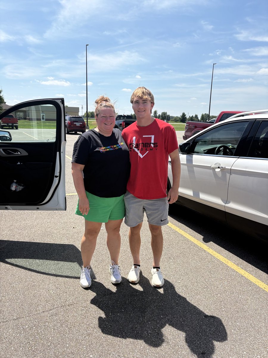 HashTagCoach's tweet photo. Today we dropped off ⁦@NileSinn⁩ at southeastern. A new chapter in life has started for him. We are so proud and can’t wait to see what nile and his new friends and teammates accomplish! Go  Blackhawks! https://t.co/wiWIQkDyxB