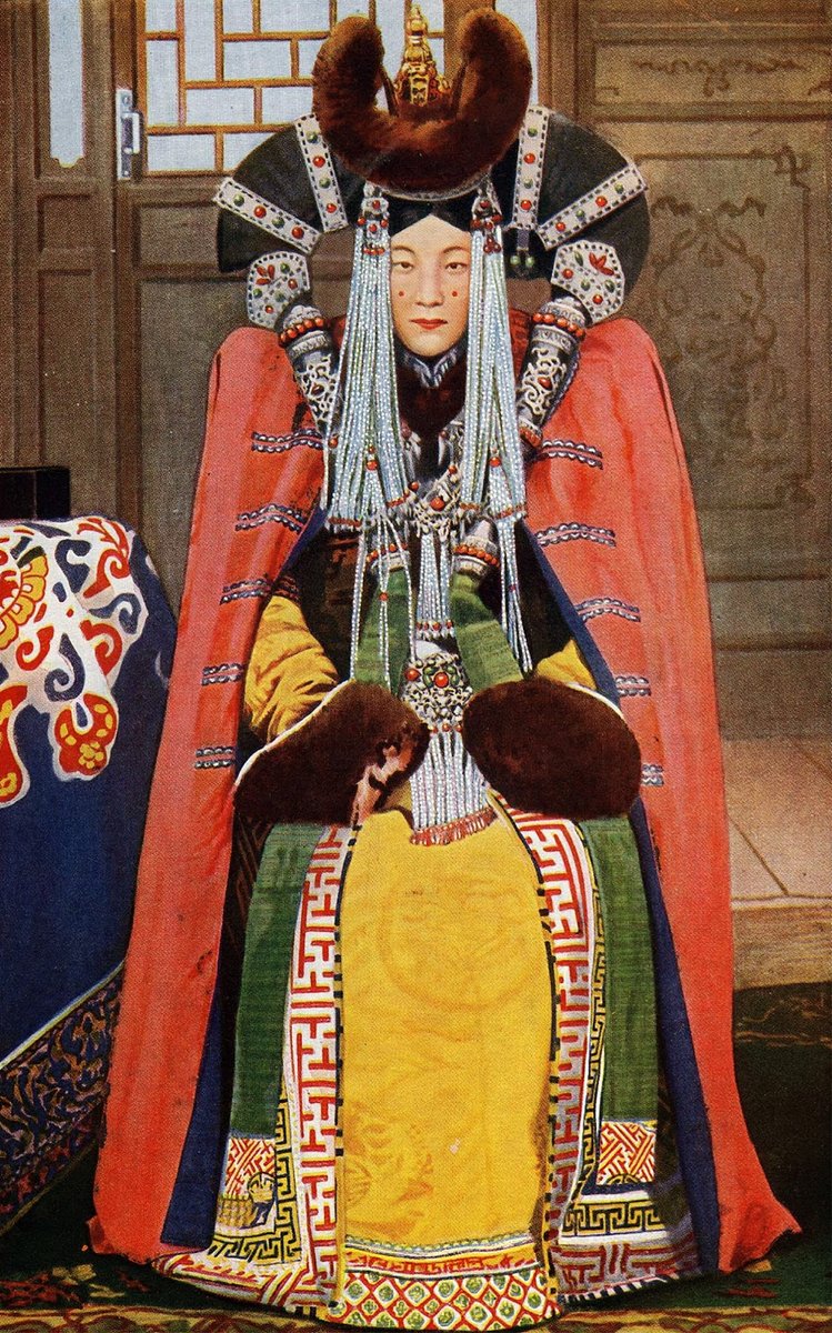 LolaMenee's tweet photo. #Hollywood n'invente rien ils ne font que copier et monetiser la culture des autres ... #StarWars 

La #Reine #Genepil de #Mongolie la dernière Reine du dernier #Khan de Mongolie https://t.co/WvoWELfpwM