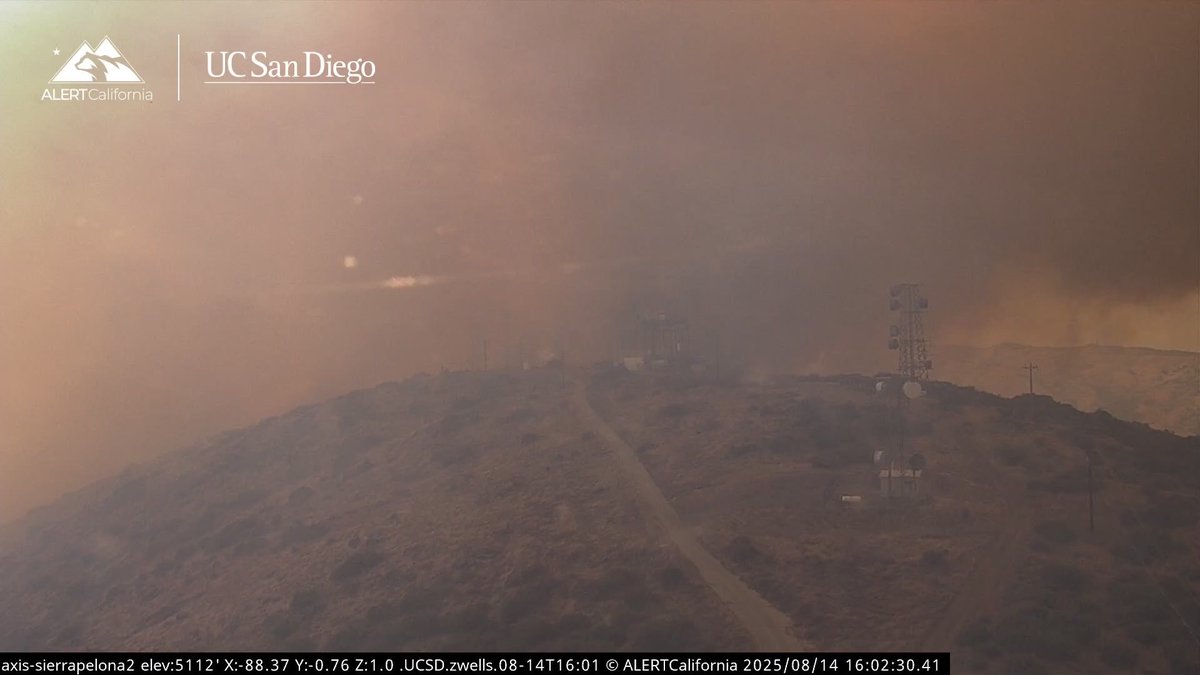 CAWildfiretrack's tweet image. Air attack requested an additional 2 LATS (Large Air Tankers) and 2 type 3 air tankers. There are no more LATS, so the order has been revised to 4 type 3 air tankers. #HawkFire