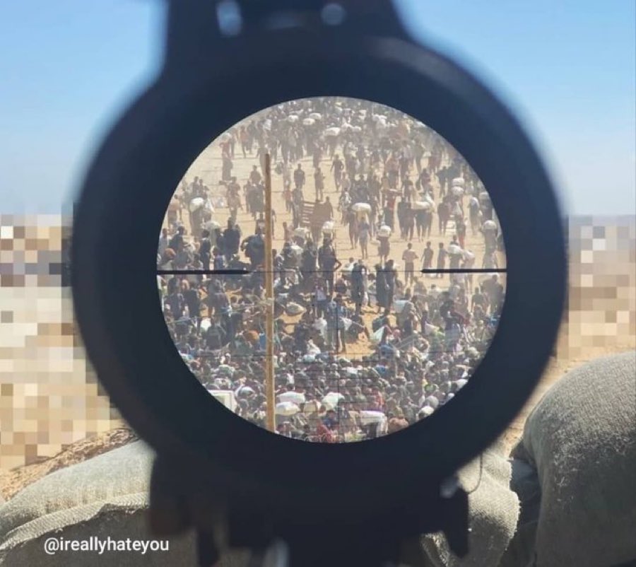 هذه عدسة قناص يتسلى بقتل أهل غزة ، ومثله كان يتسلى بأهل رابعة،!
رابعة وغزة المجرم واحد والقصاص حق لا يسقط بالتقادم ،.