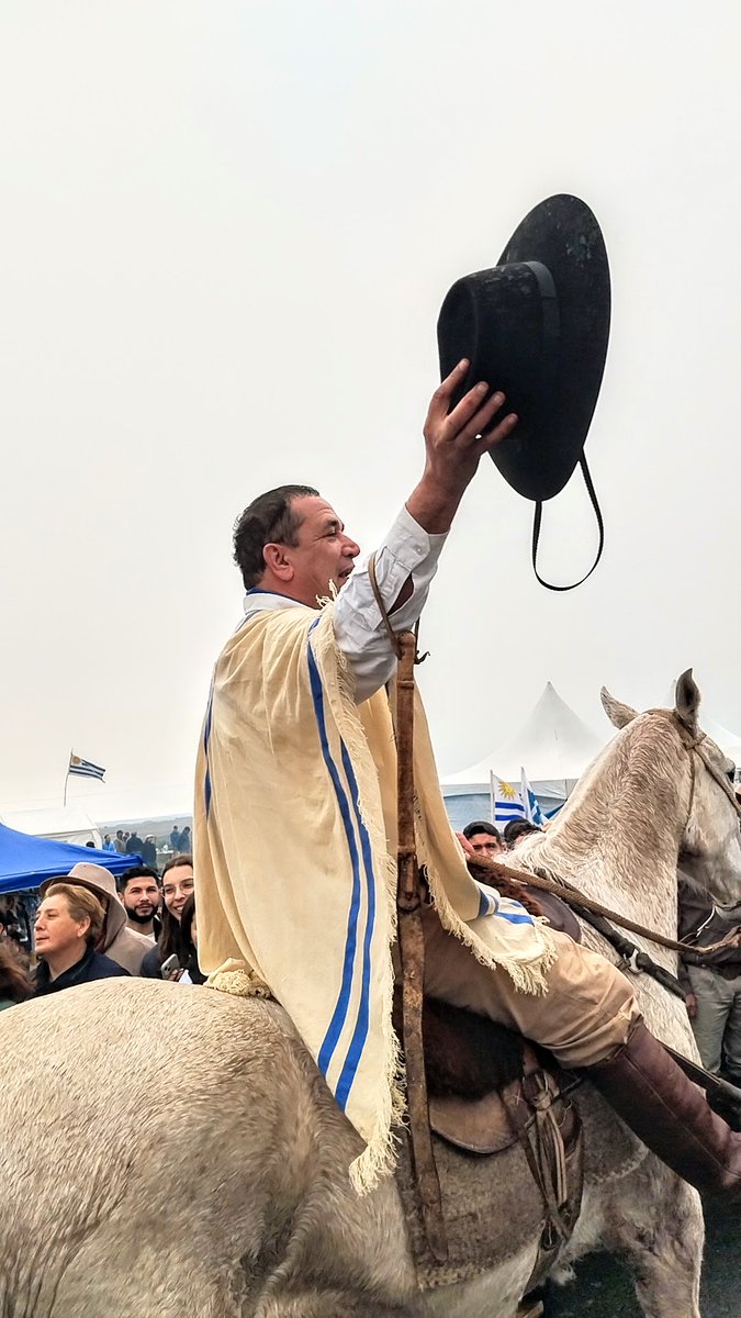 Al zurdo ni un milímetro.