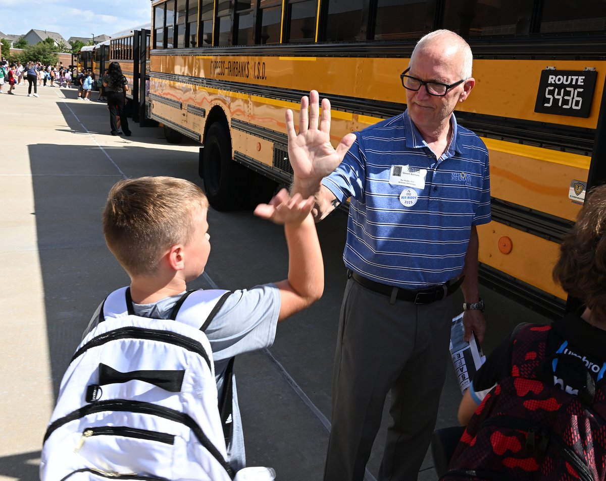 CyFairJoel's tweet photo. Day 2 of #CFISDBusBuddies at @cfisdmcgown featured some committed volunteers from @HEB, @memorialhermann Cypress &amp; Mosaic UMC helping our youngest riders get home safely! #CFISDspirit #CFISDback2school https://t.co/CliNYppGnp