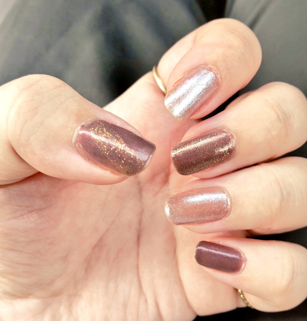 misan11farmer's tweet photo. セルフネイル💅
CANMAKEの新色エモーショナルレッド好き❤️

○ベース
・D-UP ストロングガード

○カラー
▶親指・中指→CANMAKE N121＋NAIL HOLIC繊細ラメ
▶人差し指・薬指→CANMAKE N115＋N70
▶小指→CANMAKE N121

○トップコート
・ワンダーネイル

#CANMAKE
#NAILHOLIC
#WonderNail
#paネイル https://t.co/rmvRr1KUgF