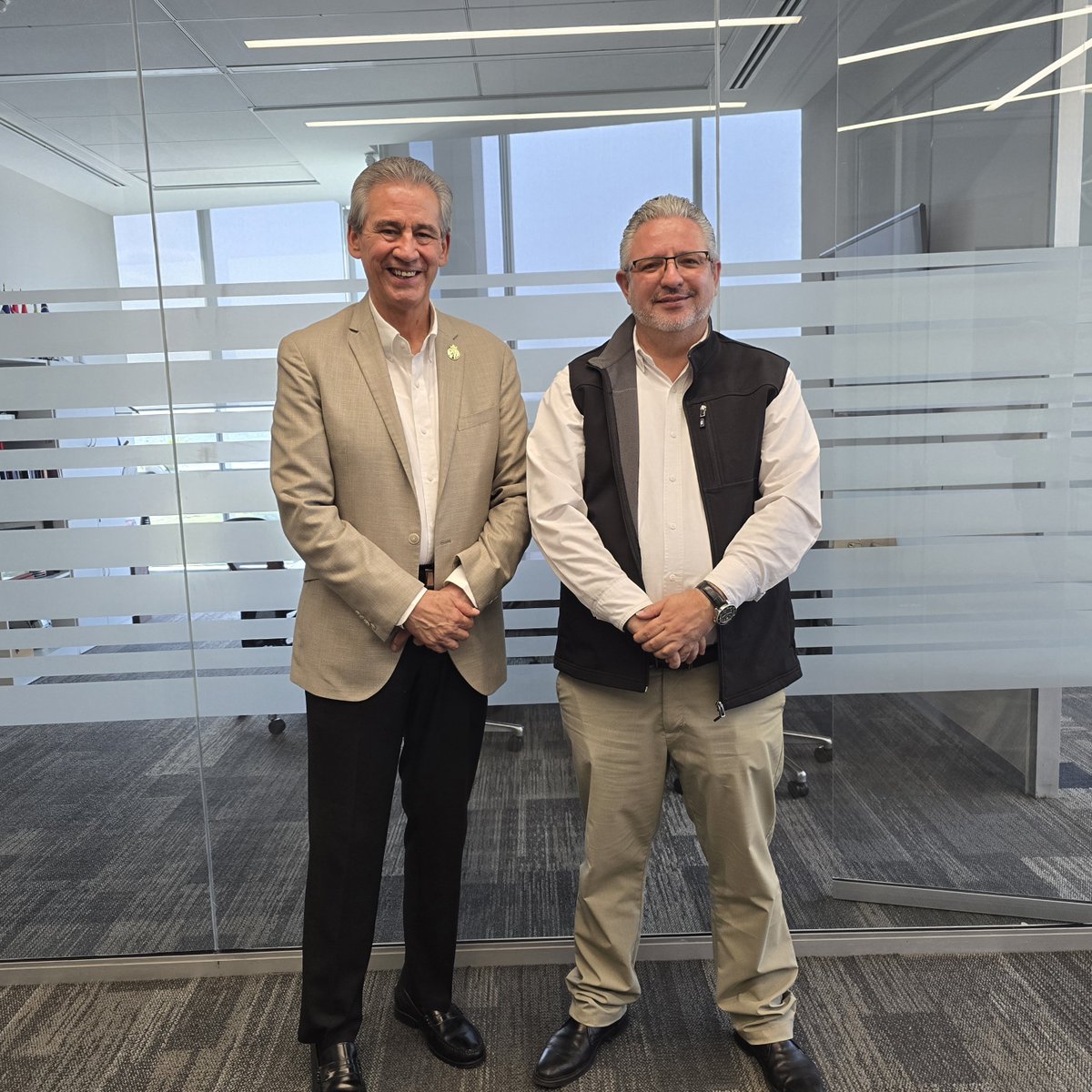 Impulsando modelos de éxito en México 🚀

Recibimos con mucho gusto la visita de César Octavio Lara Fonseca, secretario de Economía del estado de Nayarit, quien conoció de primera mano el modelo de colaboración público–privada de Guanajuato Puerto Interior, sus componentes,