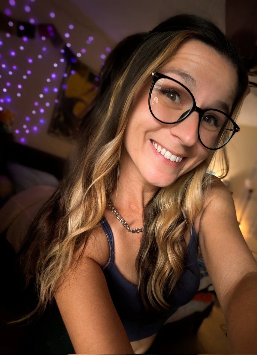 hi sorry im late! wanna play a really mean dolphin game for the dreamcast? 🐬

see you in 5!

twitch.tv/feeshie_