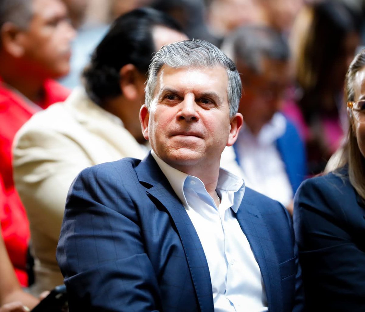 ¡Felicitaciones al compañero <a href="/fernandeznorona/">Fernández Noroña</a> por su excelente desempeño como Presidente de la Mesa Directiva del Senado! 

Gracias por la música barroca, muy ad hoc al momento.