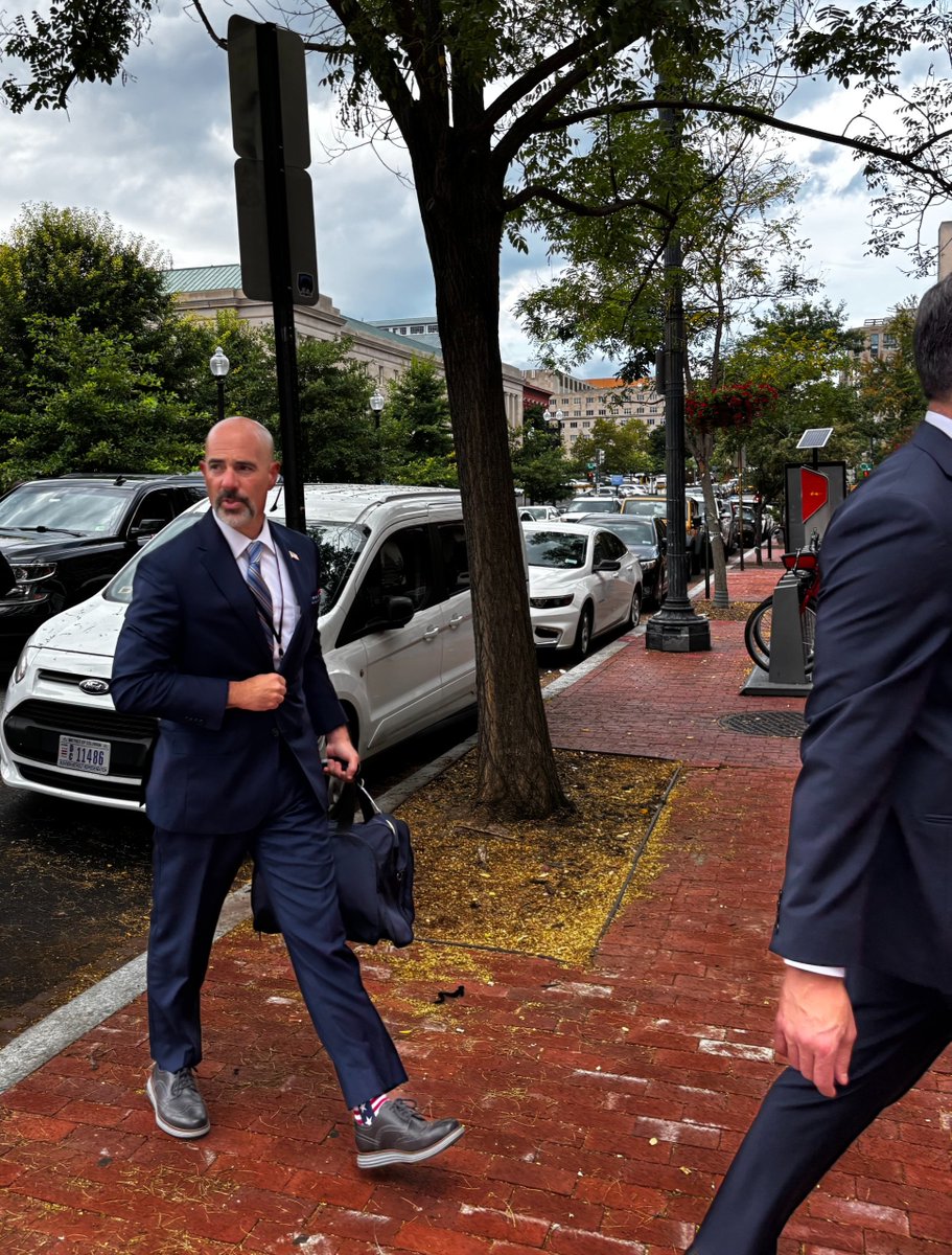 DEAHQ's tweet image. Reporting to work.  DEA Administrator Terry Cole arrives at the @DCPoliceDept for a briefing before heading out to protect the capital city.  #MakeDCSafeAgain #OpTakeBackAmerica #ProtectandServe #GodBlessLE  
@WhiteHouse 
@TheJusticeDept