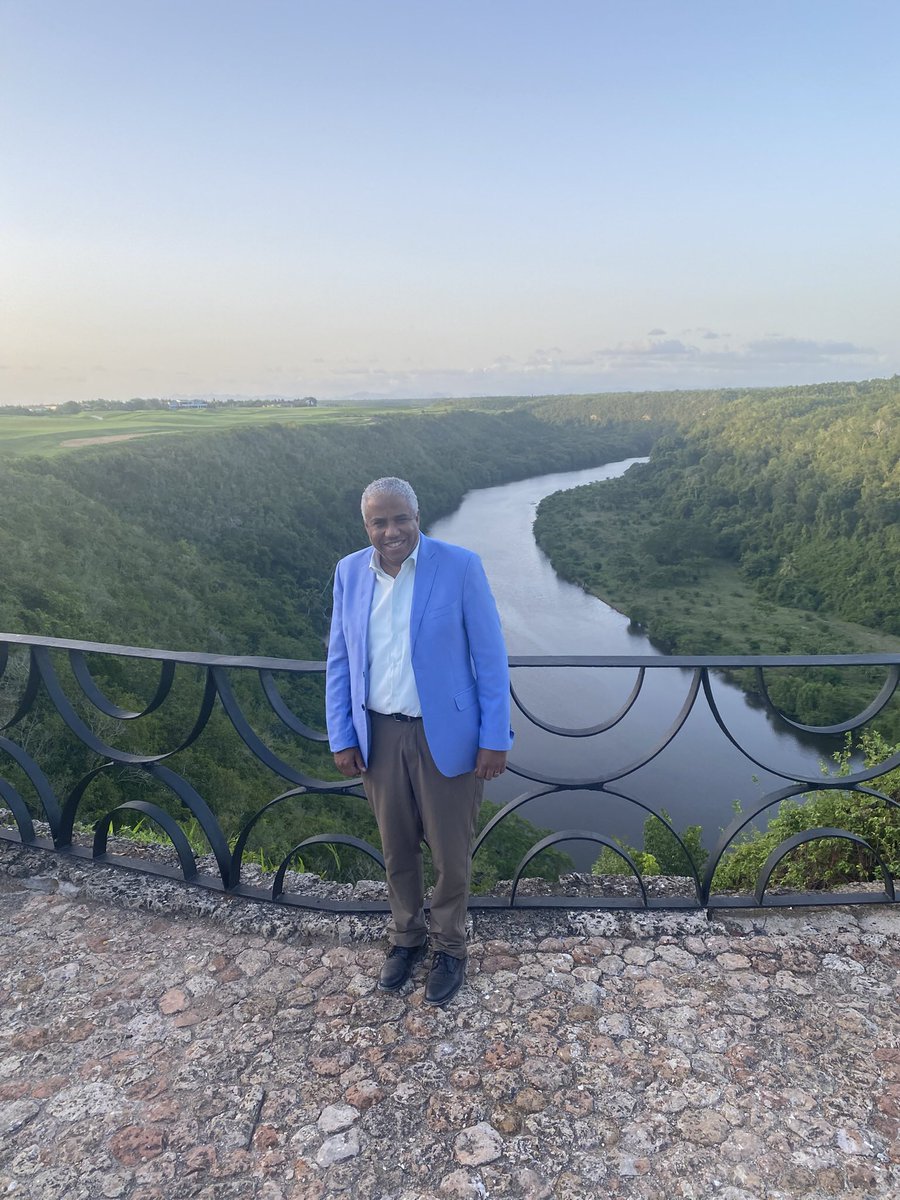 Belleza inigualable es Altos de Chavón, que recrea la vista de cualquier ser humano que ama lo bello de la creación; contemplar ese impresionante paisaje, genera armonía en lo más sublime. El estilo mediterráneo corteja con picardía poética al Río Chavón. #AngelGomera