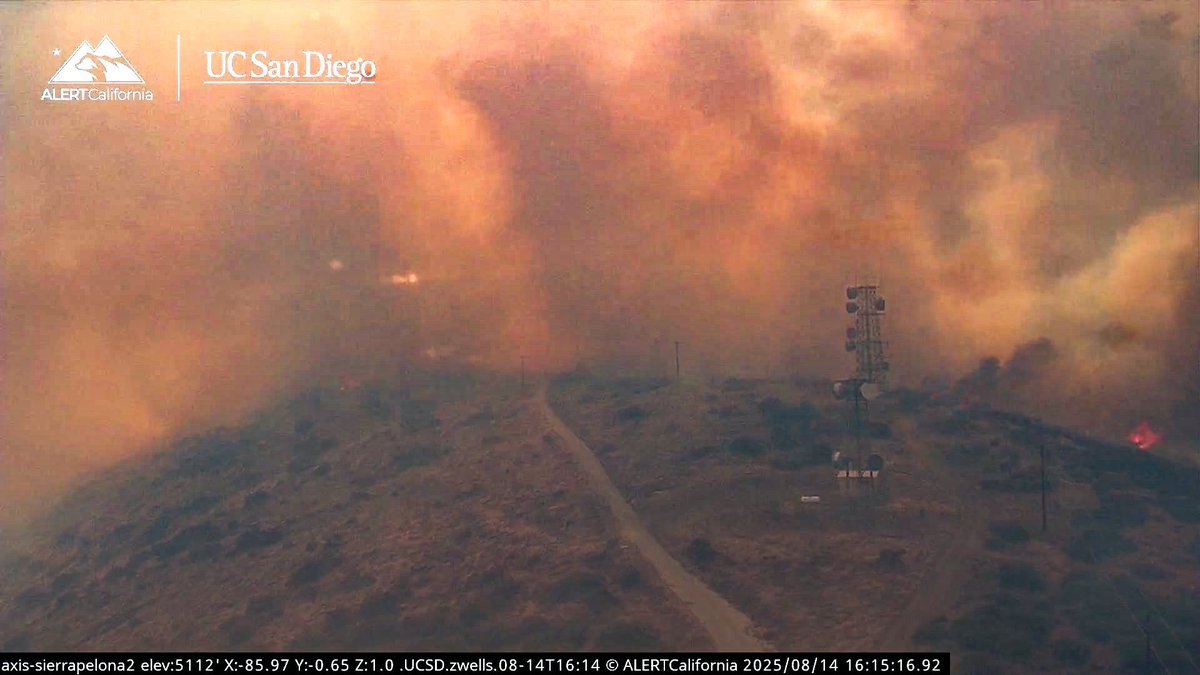engineco16's tweet image. Air attack (I think) reporting these towers are threatened.
#HawkFire #Acton @LACOFD