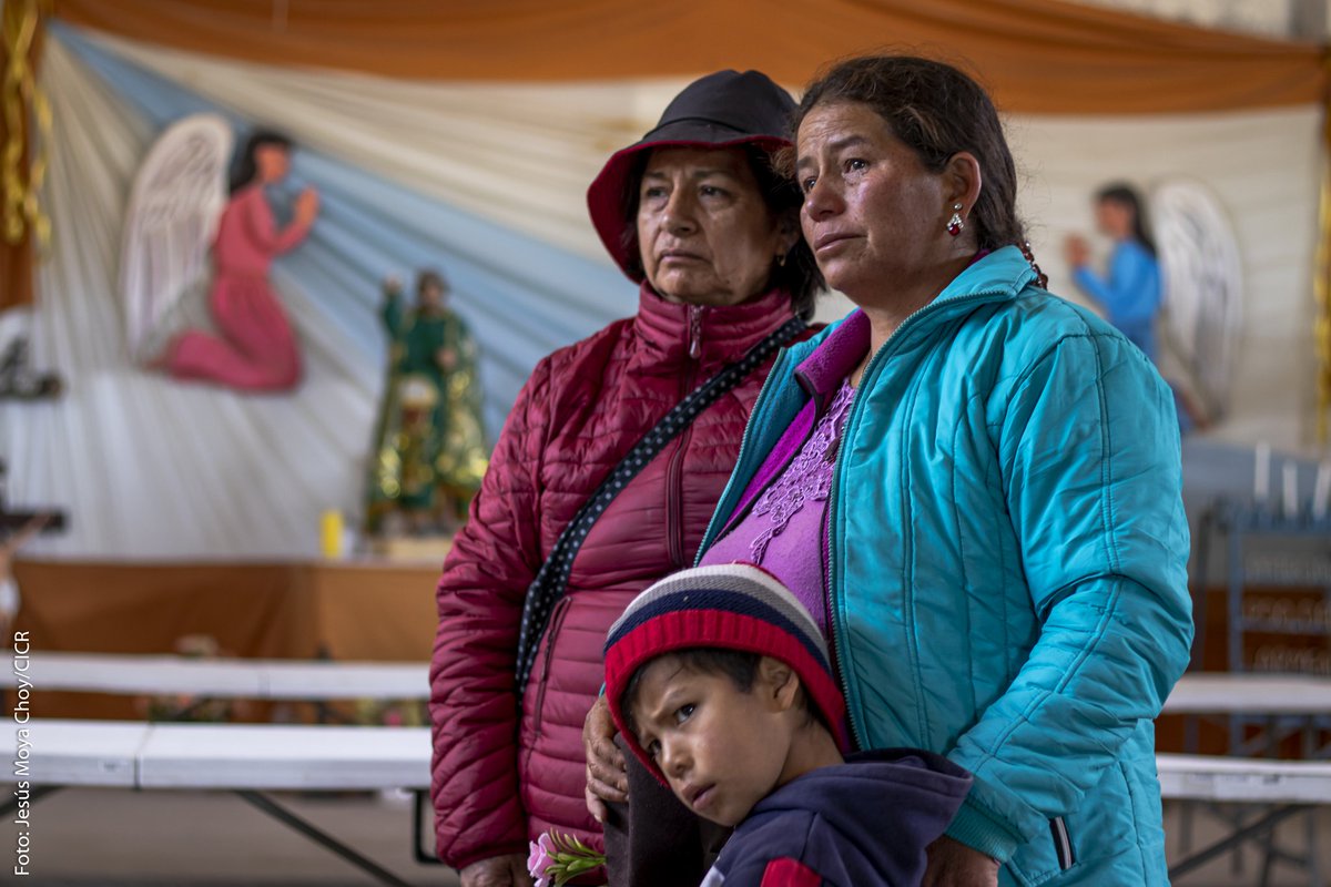 CICR_LIMA's tweet photo. Luego de más de 3 décadas, quienes pudieron hallar a sus seres queridos les dieron #UnAdiósDigno en un ex cuartel militar erigido en lo alto del distrito de Accomarca que lleva la inscripción "hasta vencer o morir". https://t.co/x5wLvJgTsX
