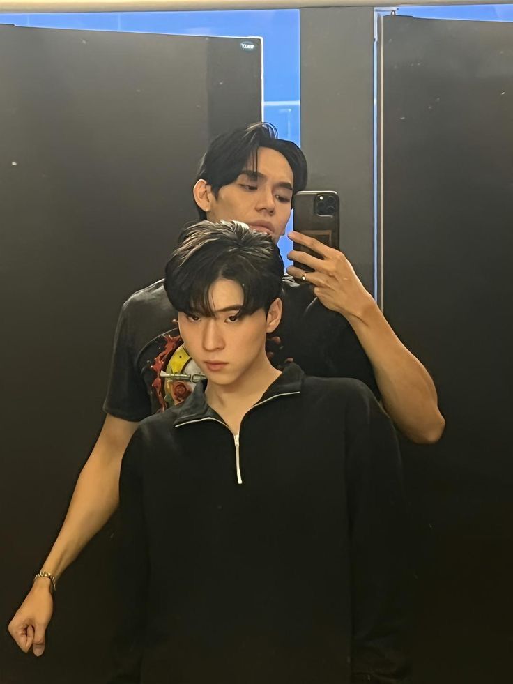artdaotok's tweet image. #NgernOat the couple of mirror selfie, a thread;