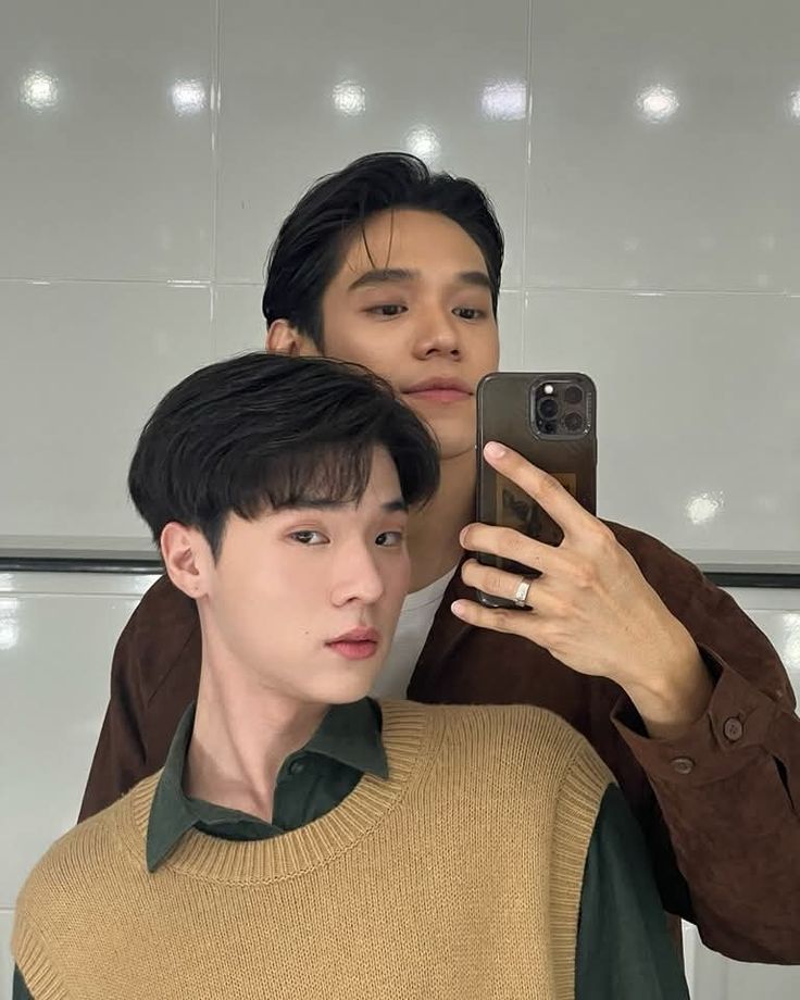artdaotok's tweet image. #NgernOat the couple of mirror selfie, a thread;