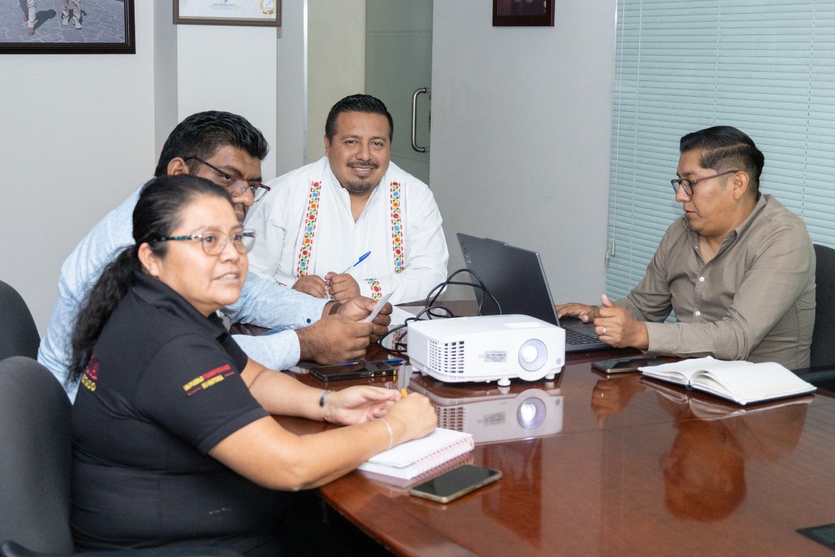 Admon_GobOax's tweet photo. 📌Para dar seguimiento a acciones prioritarias que favorezcan la eficiencia y la transparencia, @NoelHernandezR se reunió con funcionariado de nuestra dependencia. Consolidando de esta manera, proyectos en beneficio de la ciudadanía. 🤝🏼 https://t.co/N2PhPZeojD