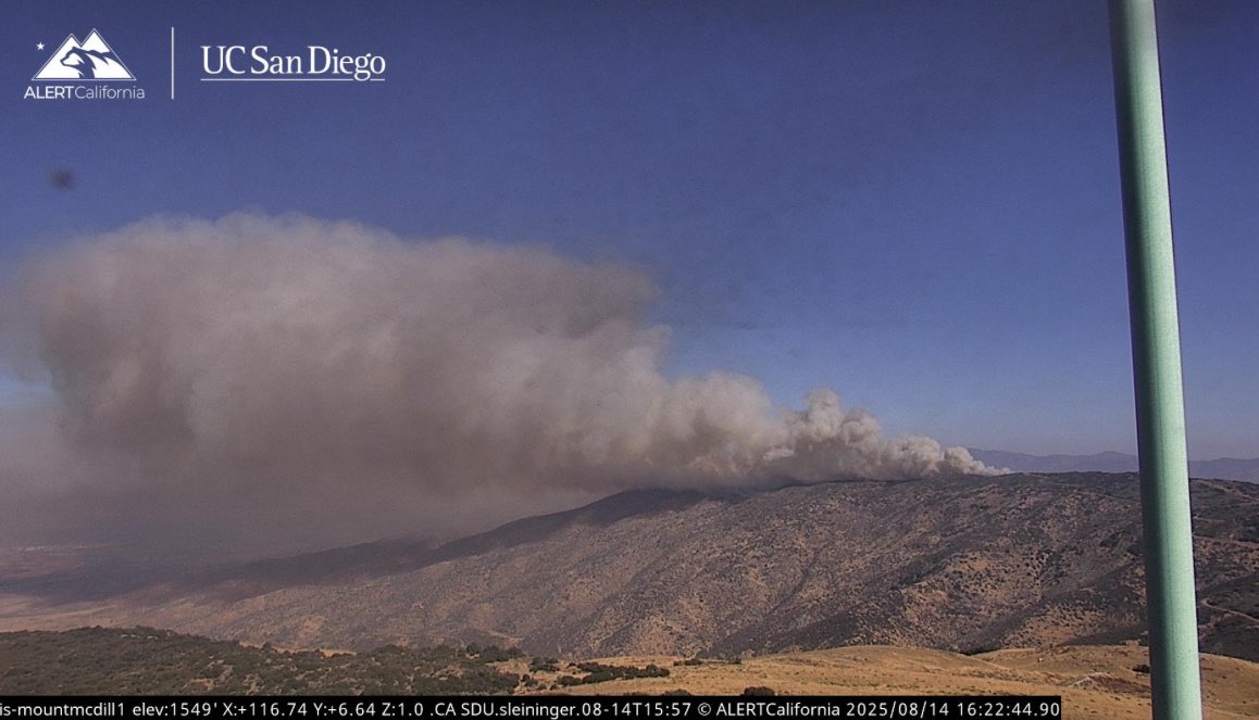 firevalleyphoto's tweet image. #HawkFire this fire in Acton definitely doing something, just heard BDU &amp;amp; RRU dispatch type 3 strike teams