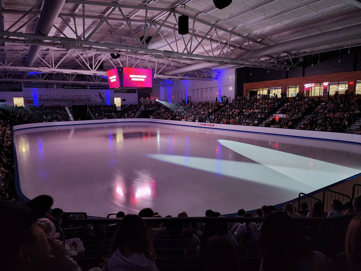 adivinesport's tweet photo. It's a near sold-out crowd at #SCOB for Summer Sizzler. Club CEO Doug Zeghibe opens the event by commemorating the club members lost in the tragic plane crash last spring and mentions the Always Champions scholarships set up in their honor. https://t.co/T0lo76g2QX