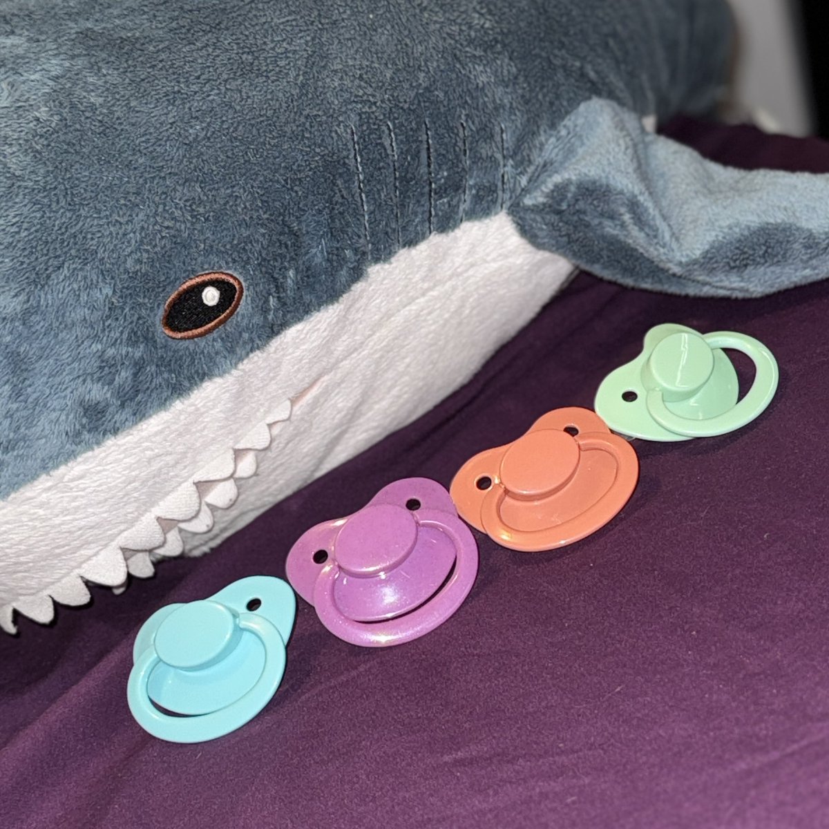 4evercg's tweet photo. ✨ Mommy’s got 4 blank adult pacis &amp; they’re begging for some personality ✨
#ABDL , littles, &amp; binkie lovers: design your dream paci and post it in the replies 💕 I’ll pick my faves to actually make and send 👀 Go wild, babies. Make Mommy proud 🥰 https://t.co/NcuNvUNsJe