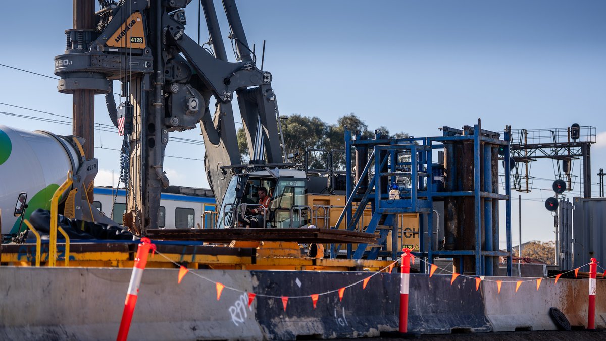 👷 We've been piling in Newport, laying the foundations for the new passenger rail bridges and the future pedestrian and cycling bridge at Champion Road.

⚒️ Once piling's done, it’s full steam ahead to build the bridges.

 ➡️ Learn more: bit.ly/45ilnVa