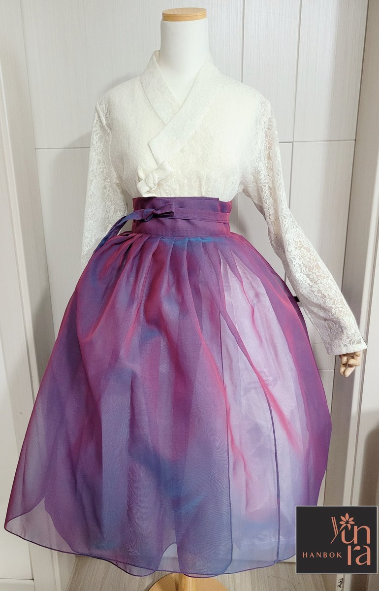 Yunra_Hanbok's tweet photo. 세줄요약합니다.
이 트윗 Rt+팔로우 이벤트합니다. 오후에 별도로 7,000팔로우 이벤트도 진행 예정이라 선물은 조금 가볍게 준비해 보았습니다.
붉음과 푸름을 모두 품고 있는 오로라, 끊임없이 넘실넘실 흘러가는 물처럼 푸르게 일렁이는 물결 노방 허리덧치마를 선물로 드려요.
일요일에 추첨합니다. https://t.co/LxuxfM5o3m