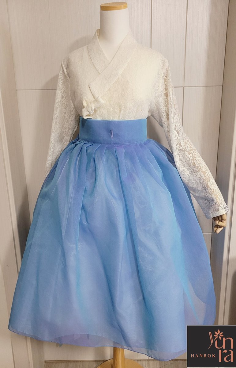 Yunra_Hanbok's tweet photo. 세줄요약합니다.
이 트윗 Rt+팔로우 이벤트합니다. 오후에 별도로 7,000팔로우 이벤트도 진행 예정이라 선물은 조금 가볍게 준비해 보았습니다.
붉음과 푸름을 모두 품고 있는 오로라, 끊임없이 넘실넘실 흘러가는 물처럼 푸르게 일렁이는 물결 노방 허리덧치마를 선물로 드려요.
일요일에 추첨합니다. https://t.co/LxuxfM5o3m