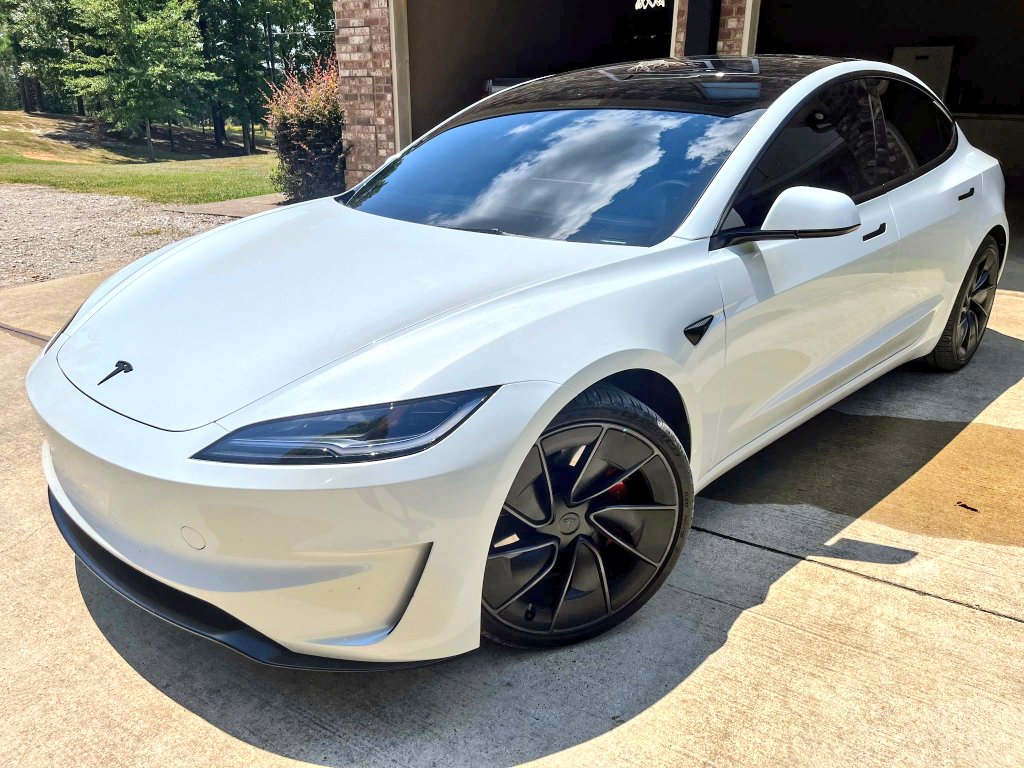 Tech_Dad89's tweet image. My guy with Bailey Tint - mobile tint shop hook us up! Car2D2 looking good #Tesla #Model3 #Performance #Model3Performance #tint