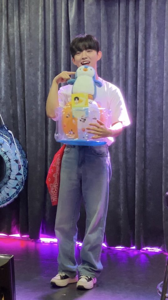 trot_luv's tweet photo. 💛SONGHO LIVE IN JAPAN💚
🗓️本日(8/15)は 14時/ 19時👇
8/13 2部のフォトタイムより
撮影曲
https://t.co/jWSAhx5tK8
今のところセトリは大きく2パターン
トロットは毎回1曲違う曲です😊
(原曲集)
https://t.co/Ny7NHfmiza
#TROIKA #トロイカ #장송호 #ソンホ #SONGHO #ミスタートロット https://t.co/Y2WHtucMGs