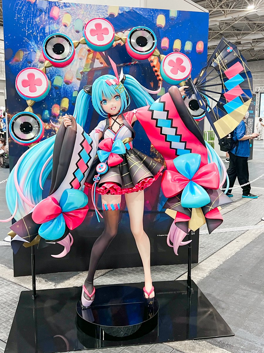 aki_udonken's tweet photo. 写真見返してたら10thの時の等身大立像ってめちゃくちゃ近くで撮らせてもらえてたんやなって再認識するなど…🤔 https://t.co/WeWjzF5mQA