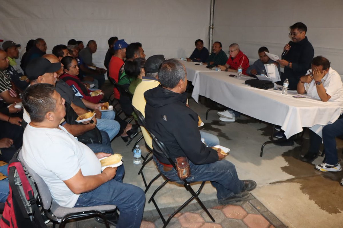 SDGYTOJ's tweet photo. Desde el territorio, seguimos recorriendo nuestras agencias y colonias para escuchar de primera mano a las vecinas, vecinos y comerciantes de Oaxaca de Juárez. https://t.co/5FDVf5Trx3
