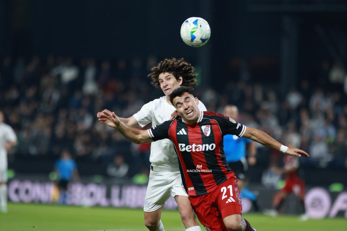 Marca_Zonal's tweet photo. Mucha insistencia con Lorenzo Melgarejo. Sergio Aquino no entendió que al que NO DEBÍA TOCAR era a Gustavo Aguilar. Roque Santa Cruz ralentizó el juego y Marcelo Fernández no está a la altura de la competencia profesional.

Los cambios han desestabilizado el GRAN PRIMER TIEMPO que hicieron, y posiblemente sea una gran batalla en el Más Monumental.

Libertad perdió la oportunidad de ir con ventaja a Argentina.