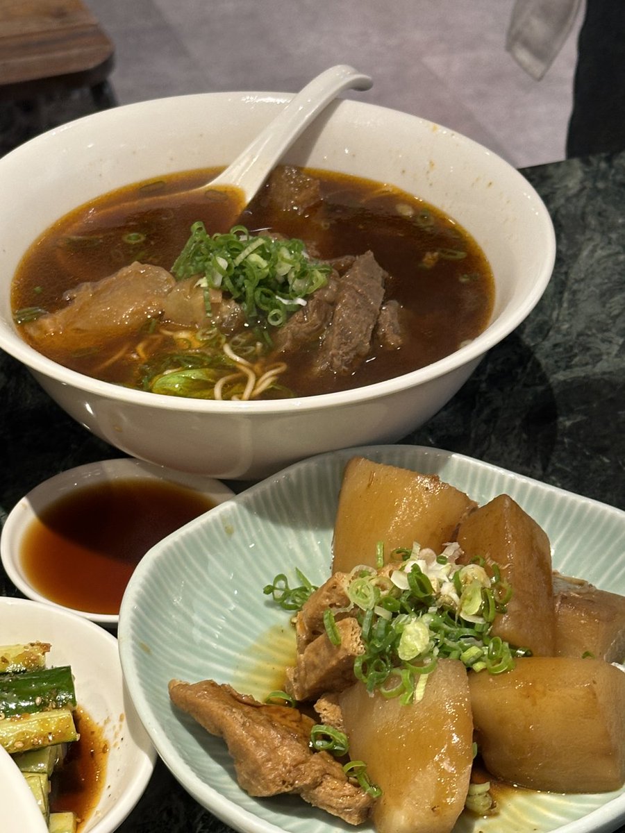濃厚なスープの牛肉麺🍜と、味が染みた大根の煮物🥢
心も体もぽかぽかになる至福のごはんタイム〜☺️💕